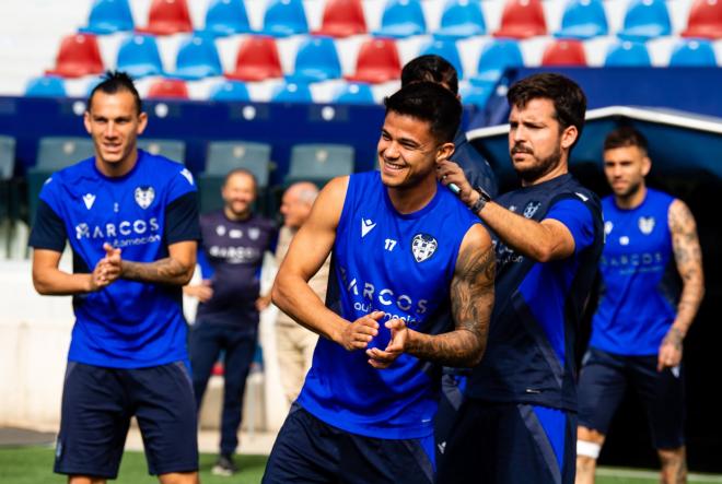 La sonrisa de Brugué en su vuelta a los entrenamientos con el Levante UD (Foto: Levante UD)