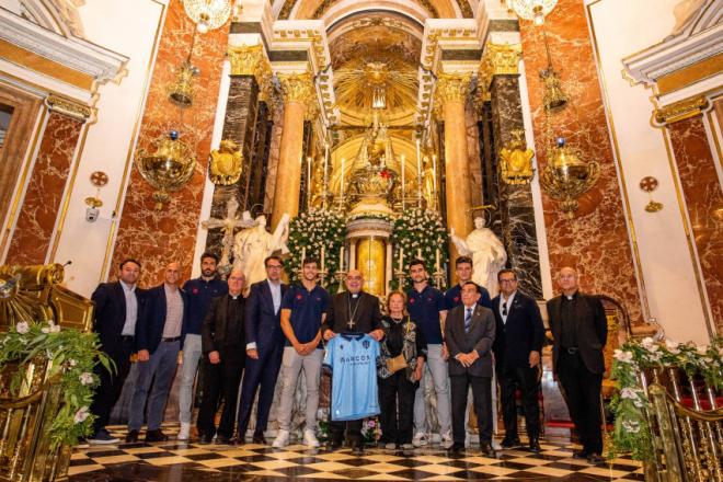 El Levante UD ofrece a la Virgen de los Desamparados la camiseta conmemorativa del centenario de su coronación.
