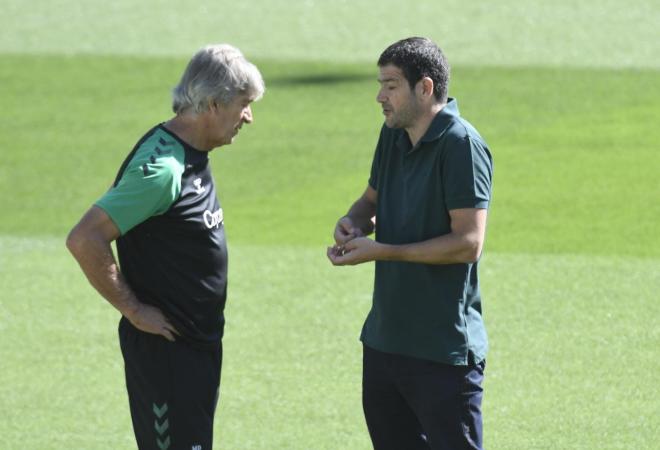 Manuel Pellegrini y Ramón Alarcón, en un entrenamiento del Betis (Foto: Kiko Hurtado).