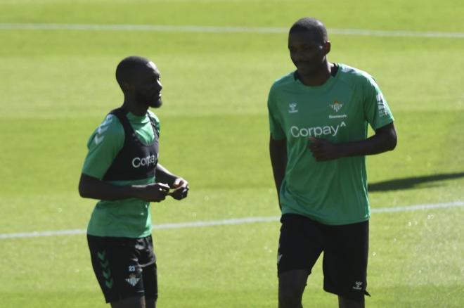 Sabaly y William Carvalho, en un entrenamiento del Betis (Foto: Kiko Hurtado).