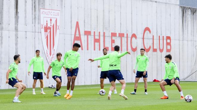 Entrenamiento bajo el escudo del Campo 5 en Lezama (Foto: Athletic Club).