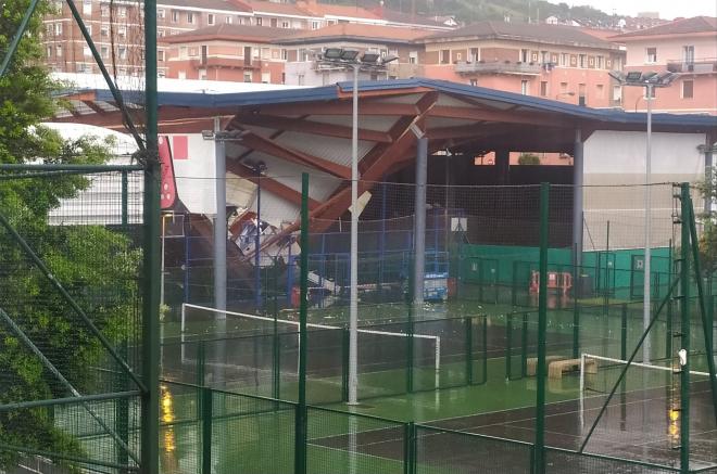 El tejado del polideportivo municipal de San Ignacio (Bilbao), derrumbado (Foto: @_Heriocha_).