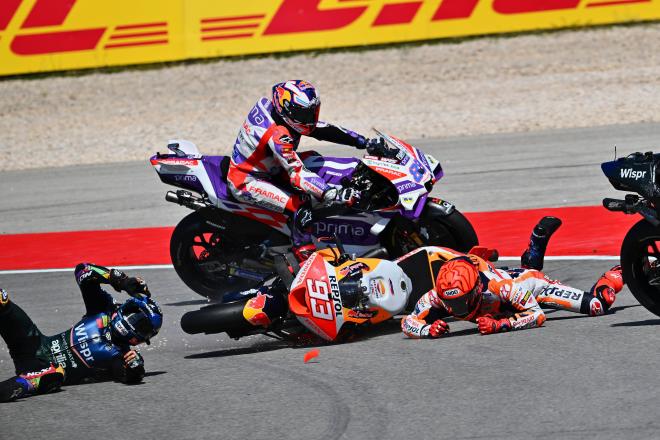 El accidente de Márquez con Oliveira en Portimao (Foto: Cordon Press)