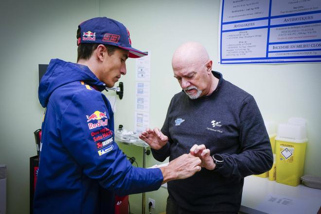 Márquez pasando el chequeo médico para poder correr en Le Mans (Foto: Cordon Press)