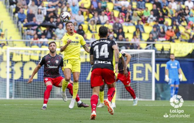 Yeray observa a Yeremy Pino en el partido del Athletic Club, perdido ante el Villarreal en La Cerámica (Foto: LaLiga).