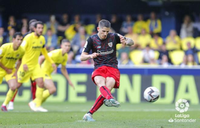 Oihan Sancet ejecuta el penalti ante el Villarreal en La Cerámica (Foto: LaLiga).