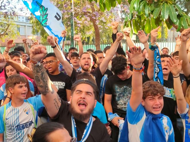 Aficionados del Málaga protestan por la gestión del club, algunos visiblemente emocionados. (Foto: A.F.)