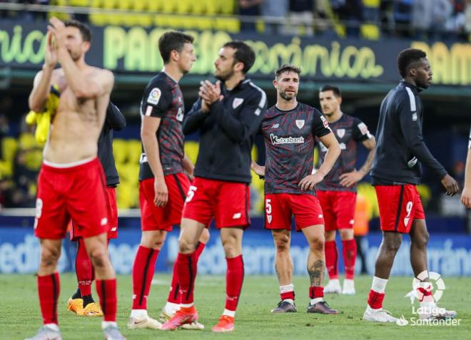 Los jugadores del Athletic Club se disculpan con su afición tras la goleada ante el Villarreal en La Cerámica.