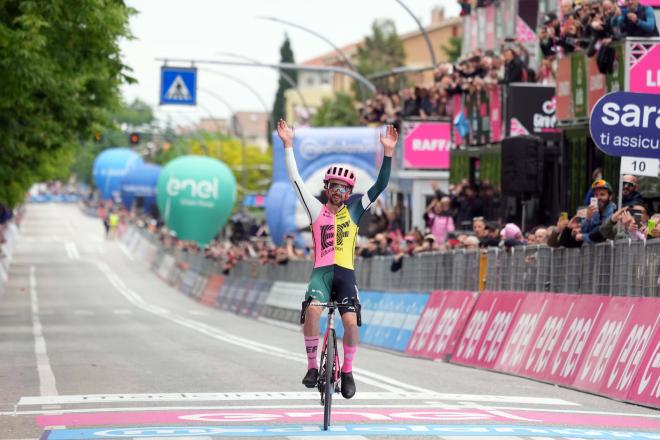 Ben Healy celebra su triunfo en el Giro de Italia (Foto: Cordon Press).