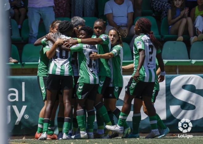 Las jugadoras del Betis Féminas se abrazan tras el gol. 