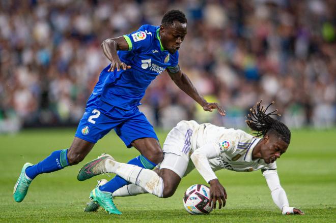Camavinga ante Djené en el Real Madrid-Getafe. Fuente: Cordon Press