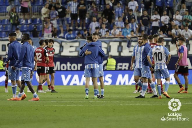 Los jugadores del Málaga se abrazan tras ganar al Mirandés (Foto: LaLiga).