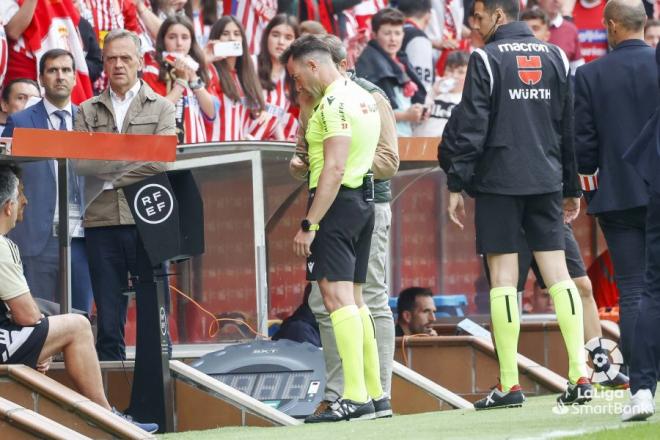 Gálvez Rascón revisa la acción del penalti a Djuka en el VAR (Foto: LaLiga).