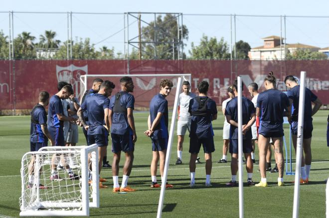 Los jugadores del Sevilla, en el entrenamiento de este sábado (Foto: Kiko Hurtado).