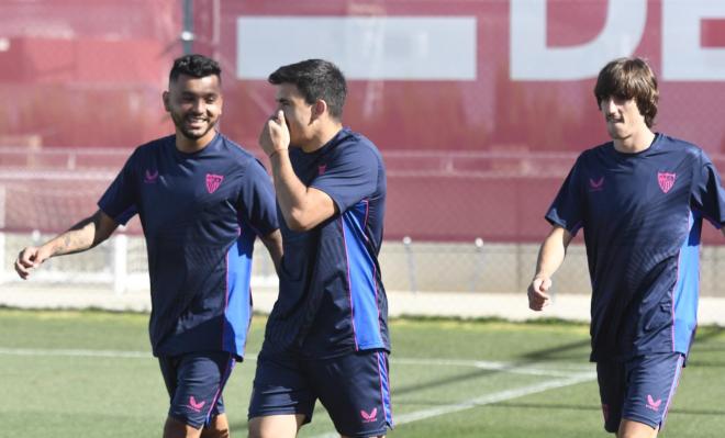 Acuña bromea con Tecatito Corona en el entrenamiento de este sábado (Foto: Kiko Hurtado).