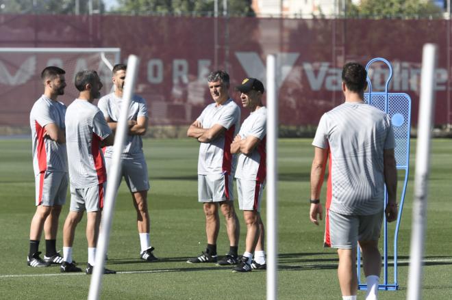 Mendilibar y su cuerpo técnico durante un entrenamiento del Sevilla FC (Foto: Kiko Hurtado).