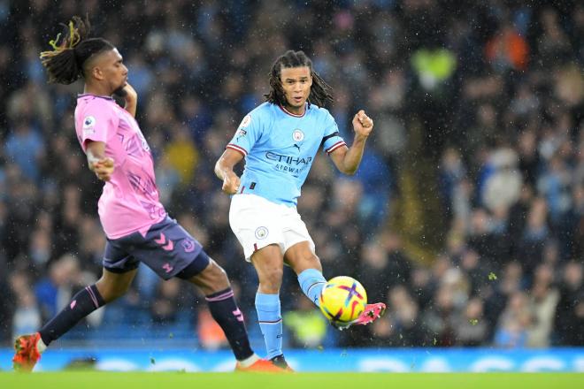 Disputa de balón durante el Manchester City-Everton. Fuente: Cordon Press