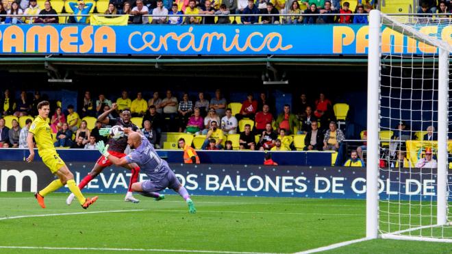 Iñaki Williams remata ante el meta del Villarreal CF en La Cerámica (Foto: Athletic Club).