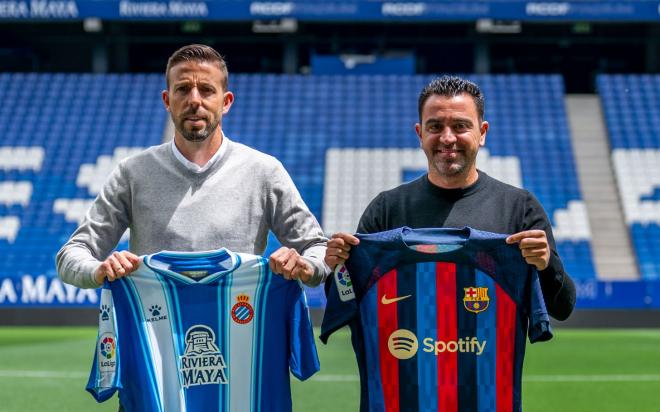 Luis García y Xavi Hernández en el saludo previo al Espanyol-Barcelona (Foto: FCB).