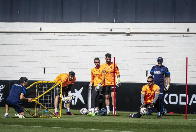 Mmardashvili entrena con gafas de sol (Foto: Valencia CF).
