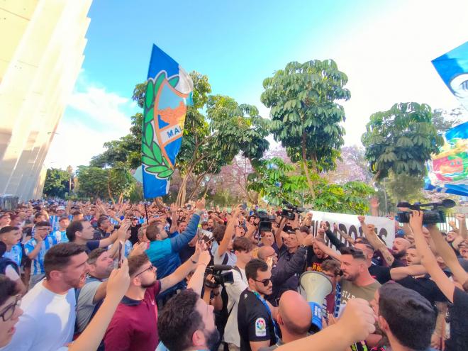 Protestas de la afición del Málaga en la recta de tribuna de La Rosaleda. (Foto: El Desmarque)