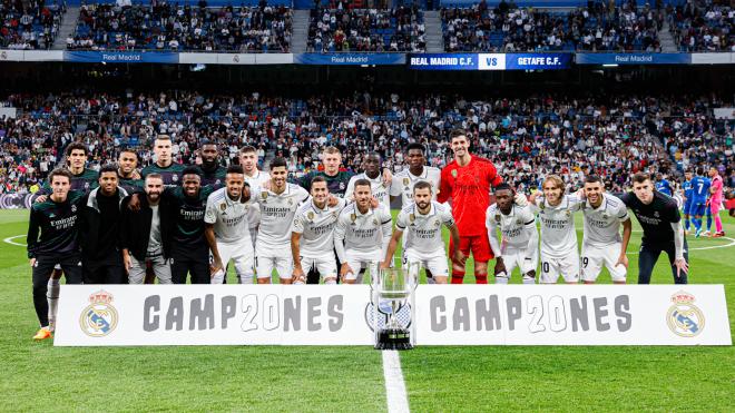 Los jugadores del Real Madrid posan con la Copa del Rey (Foto: RMCF).
