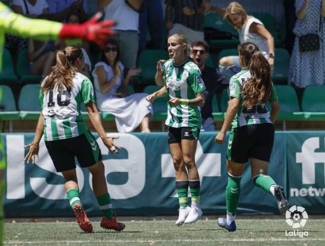 Ángela Sosa celebra el gol del Betis Féminas.