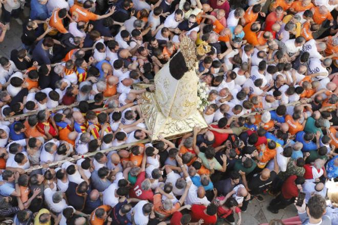 El traslado de la Virgen de los Desamparados se llena de camisetas del Valencia rogando por la salv