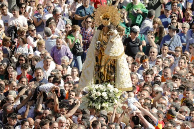 El traslado de la Virgen de los Desamparados se llena de camisetas del Valencia rogando por la salvación del equipo