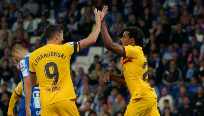 Robert Lewandowski y Koundé celebran en el Espanyol-Barcelona (Foto: LaLiga).