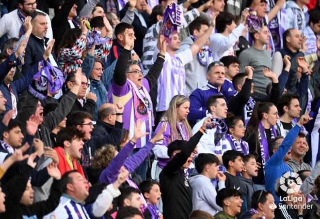 La afición protesta por el arbitraje de Ortiz Arias ante el Sevilla (Foto: LaLiga).