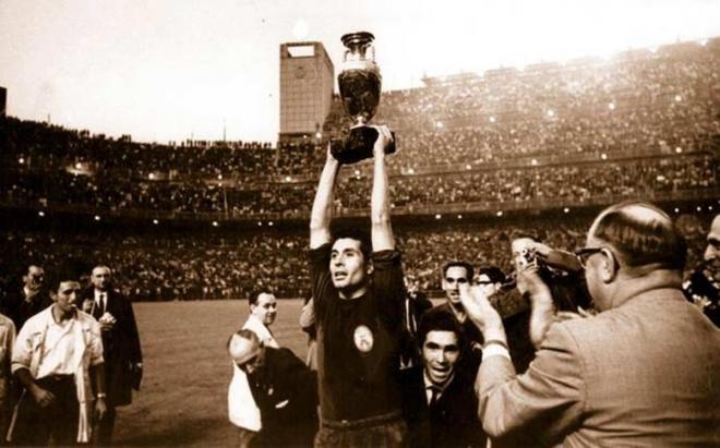 Ferran Olivella levanta la Eurocopa de 1964.