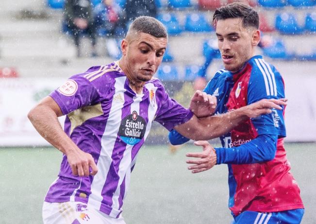 Fran Rivera pugna en Langreo (Foto: Real Valladolid).