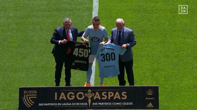 Las camisetas conmemorativas de Iago Aspas (Foto: DAZN).