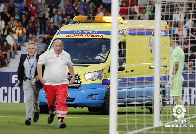 La ambulancia evacúa al aficionado con un paro cardíaco en el Levante - Ibiza (Foto: LaLiga).