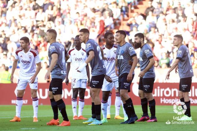 Los jugadores del Alavés defienden una acción del Albacete. Fuente: LaLiga