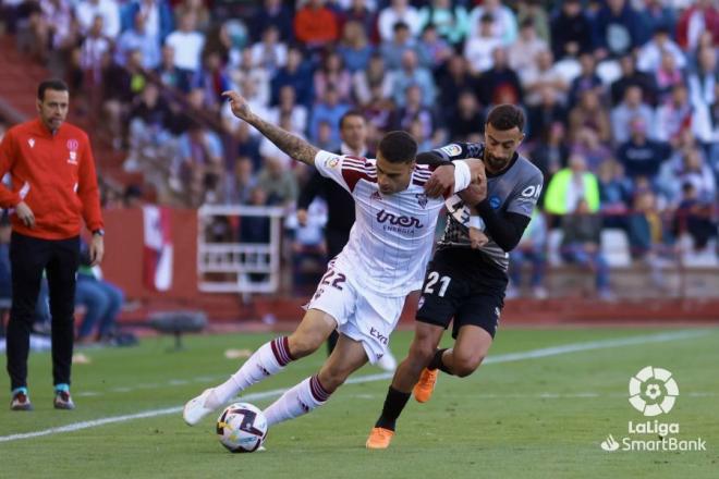 Isaac y Rebbach luchan por el balón en el Albacete-Alavés de LaLiga Smartbank. Fuente: Cordon Pre