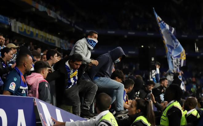 Los aficionados del Espanyol enloquecen tras ver como el FC Barcelona celebra el título de liga (Foto: Cordon Press).