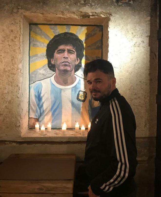 Gabriel Rufián posa frente a un altar de Diego Maradona. (@gabrielrufian)