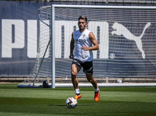 Hugo Duro en el entrenamiento del Valencia CF este lunes