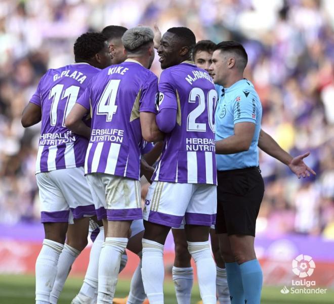 Los jugadores del Pucela se quejan a Ortiz Arias.