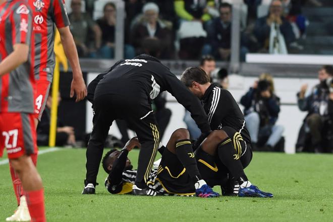Los médicos de la Juventus tratan a Paul Pogba (Foto: Cordon Press)