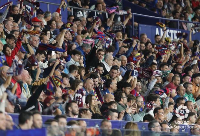 Afición del Levante UD durante un partido en el Ciutat de València. (Foto: LaLiga)