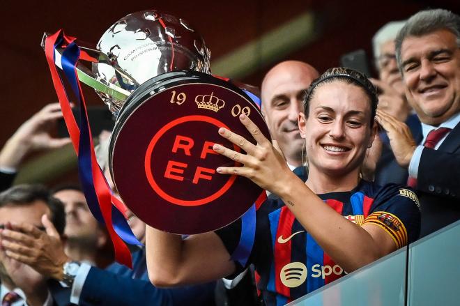 Alexia Putellas alza el título de la Liga F del Barcelona (FOTO: Cordón Press).