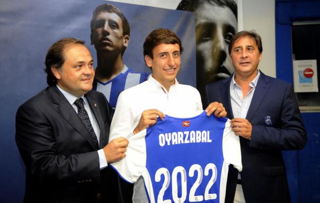 Loren Juarros (d), en su etapa como director deportivo de la Real Sociedad, renovó a Mikel Oyarzábal. (Foto: R.S.)