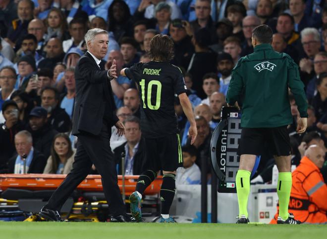 Ancelotti saluda a Luka Modric. (Cordo Press)