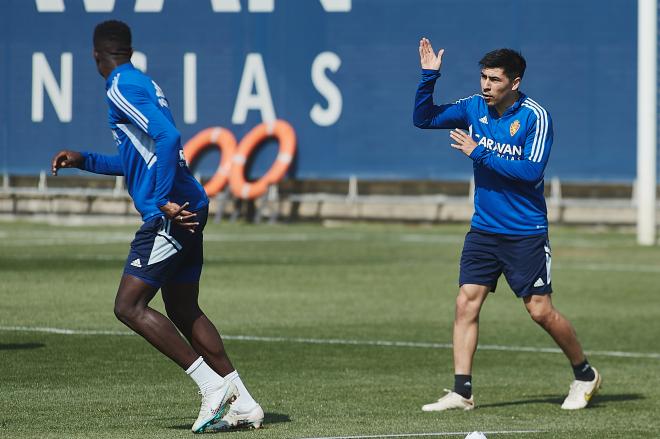 Alarcón y Gueye en el entrenamiento del Real Zaragoza (Foto: Daniel Marzo).