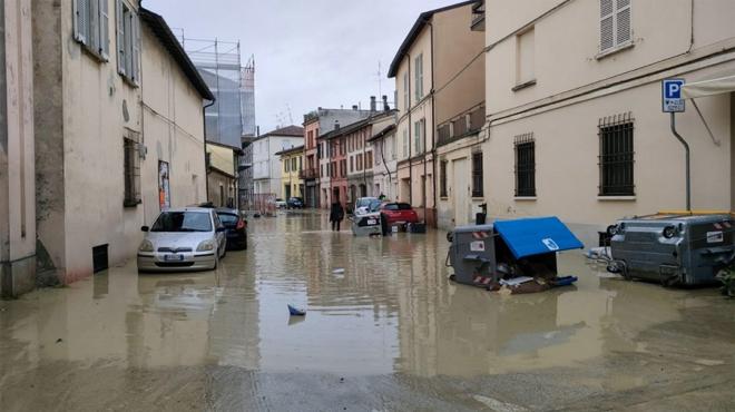 Una calle de Faenza, en el noreste de Italia, afectada por las inundaciones que han asolado la zona