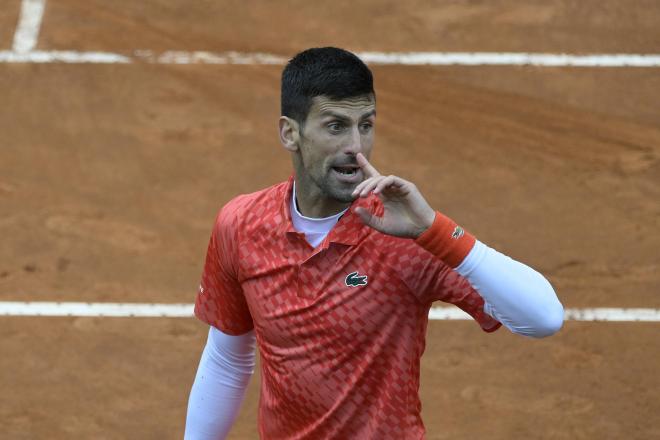 Novak Djokovic protesta en un punto ante Rune en Roma (Foto: Cordon Press).