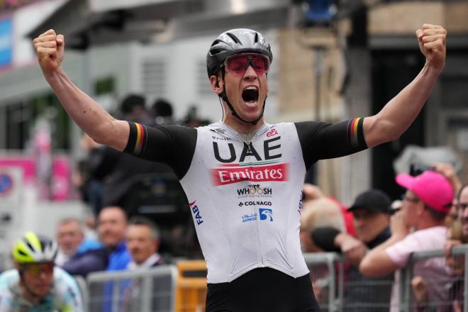 Pascal Ackermann celebra su triunfo en el Giro de Italia 2023 (Foto: Cordon Press).